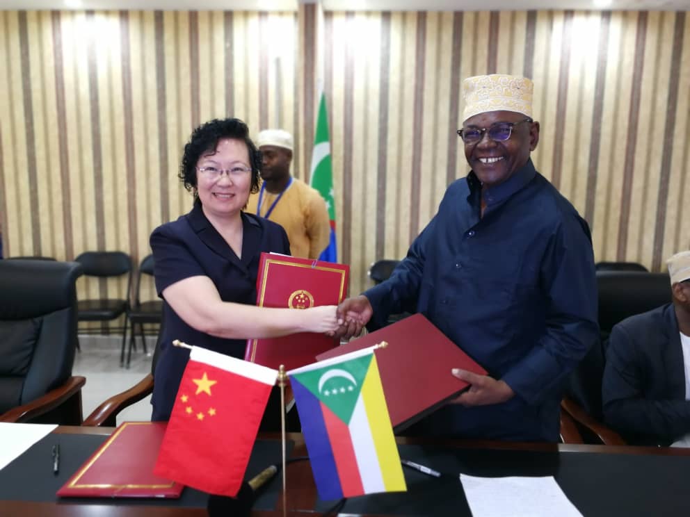 Coopération Chine/Comores  Signature du PV relatif à la réhabilitation de la route Nyumachiwa-Wanani